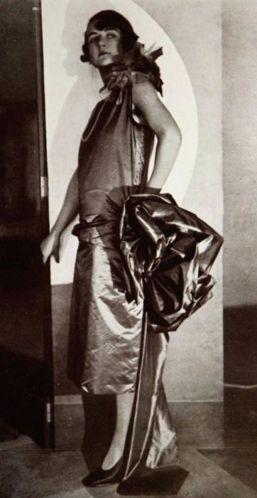 Мальчишеский образ на фотографии достигнут с помощью короткой стрижки. Мальчишеский образ на фотографии достигнут с помощью короткой стрижки.