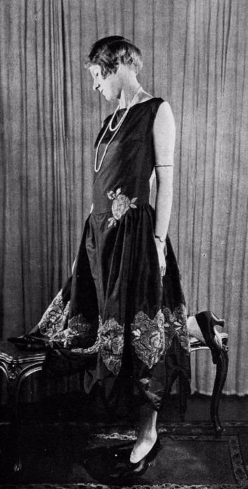 Платье расшито гипюровыми цветами, которые расположены внизу. Платье расшито гипюровыми цветами, которые расположены внизу.