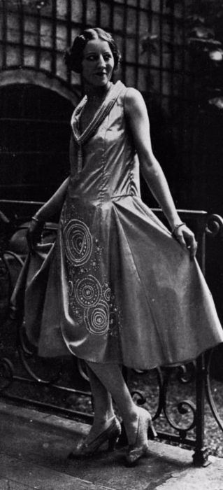 Модной тенденцией представлено платье с опущенной талией на бедра из прозрачной ткани. Модной тенденцией представлено платье с опущенной талией на бедра из прозрачной ткани.