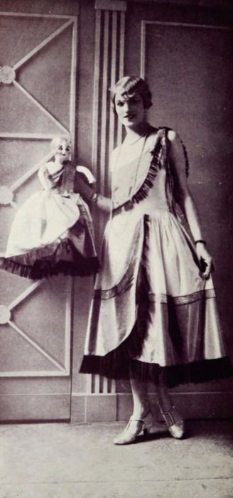 Вечернее и повседневное платье - халат носили женщины в начале 20 столетия. Вечернее и повседневное платье - халат носили женщины в начале 20 столетия.