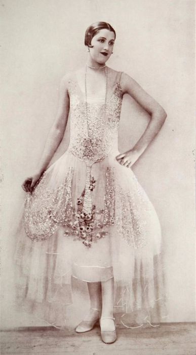 Плиссированное платье с мелкими рюшами и длинной ниткой жемчуга. Плиссированное платье с мелкими рюшами и длинной ниткой жемчуга.