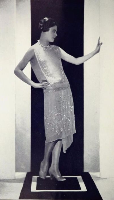 Плавные линии одежды ниспадающие волной прямо вниз. Плавные линии одежды ниспадающие волной прямо вниз.