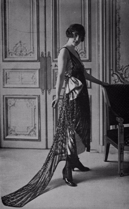 Прозрачная юбка поверх платья дополняет образ девушки с вечеринки. Прозрачная юбка поверх платья дополняет образ девушки с вечеринки.