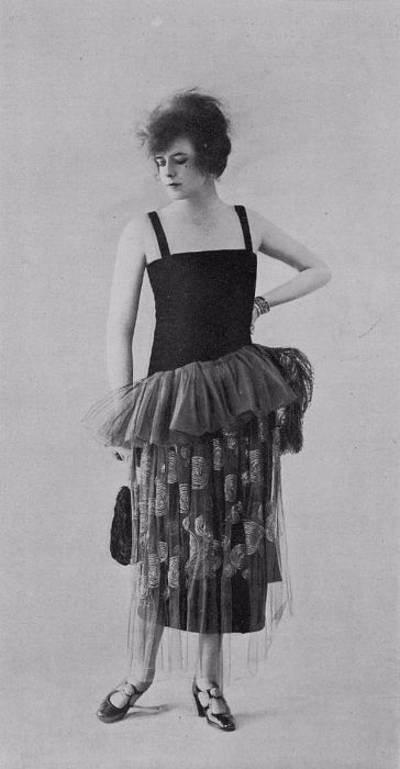 Мода на перья, бусины и прозрачные ткани отобразилась на образе фасона. Мода на перья, бусины и прозрачные ткани отобразилась на образе фасона.