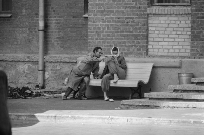 Турист фотографирующий улицу возле гостиницы Турист. СССР, Москва, 1961 год. Турист фотографирующий улицу возле гостиницы Турист. СССР, Москва, 1961 год.