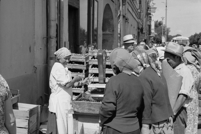 Уличная торговля виноградом на Сокольнической площади. СССР, Москва, 1961 год. Уличная торговля виноградом на Сокольнической площади. СССР, Москва, 1961 год.