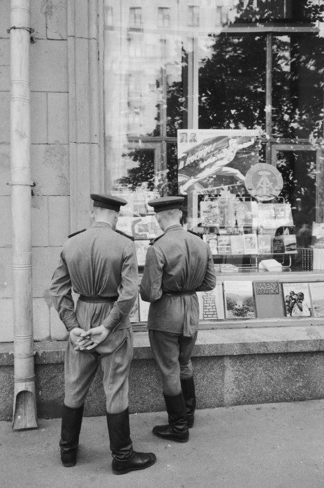 Офицеры, стоящие у витрины магазина Дружба на улице Горького. СССР, Москва, 1961 год. Офицеры, стоящие у витрины магазина Дружба на улице Горького. СССР, Москва, 1961 год.