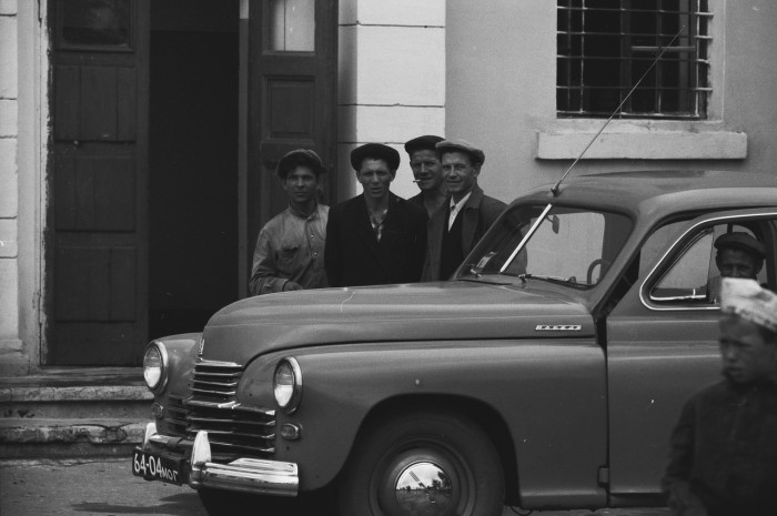 Рабочие возле нового автомобиля коллеги по цеху. СССР, Москва, 1961 год. Рабочие возле нового автомобиля коллеги по цеху. СССР, Москва, 1961 год.