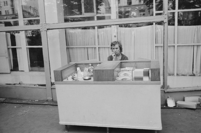 Торговля сувенирами на Сокольнической площади. СССР, Москва, 1961 год. Торговля сувенирами на Сокольнической площади. СССР, Москва, 1961 год.