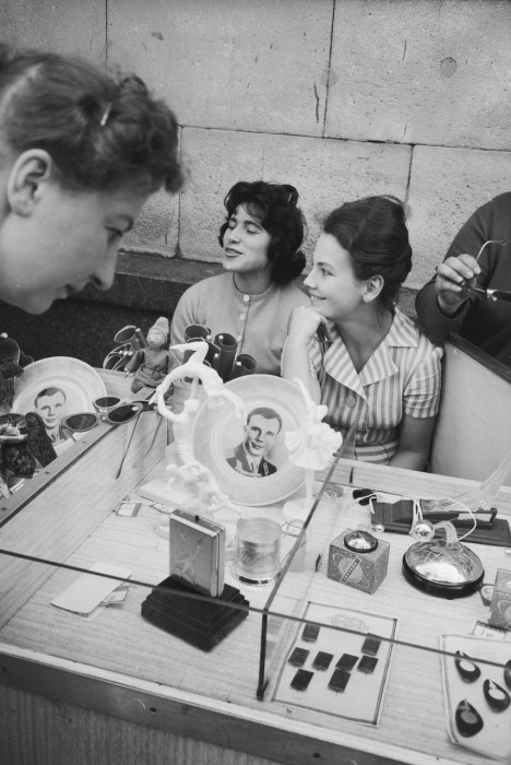 Продажа сувениров с изображением Юрия Алексеевича Гагарина. СССР, Москва, 1961 год. Продажа сувениров с изображением Юрия Алексеевича Гагарина. СССР, Москва, 1961 год.