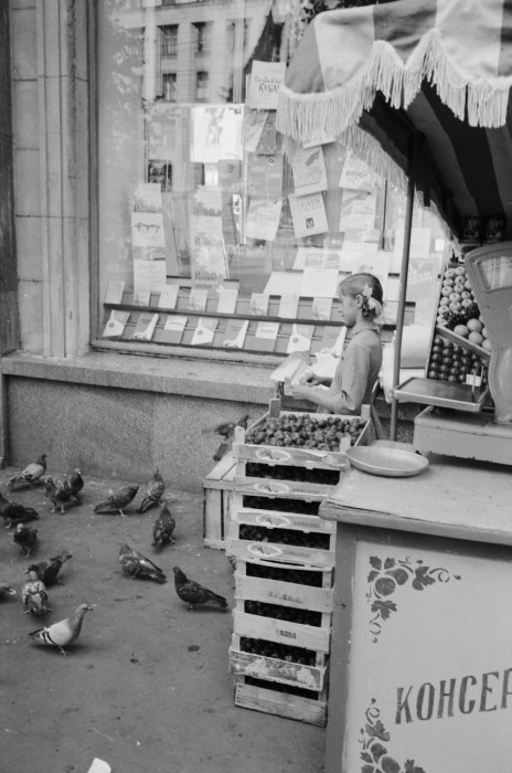 Продажа дорогой парфюмерии в Государственном универсальном магазине. СССР, Москва, 1961 год. Продажа дорогой парфюмерии в Государственном универсальном магазине. СССР, Москва, 1961 год.