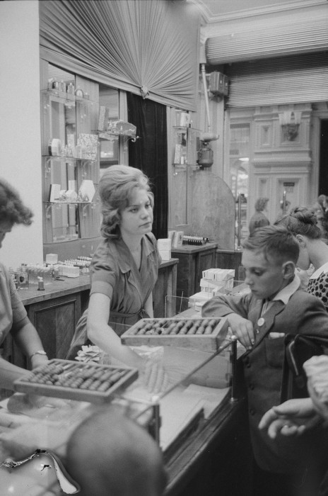 Толпы людей в Государственном универсальном магазине. СССР, Москва, 1961 год. Толпы людей в Государственном универсальном магазине. СССР, Москва, 1961 год.