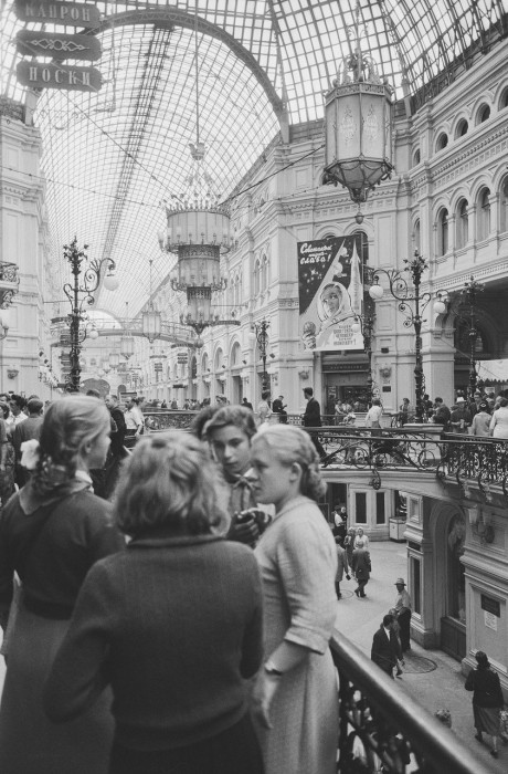 Подростки пришедшие в Государственный универсальный магазин. СССР, Москва, 1961 год. Подростки пришедшие в Государственный универсальный магазин. СССР, Москва, 1961 год.