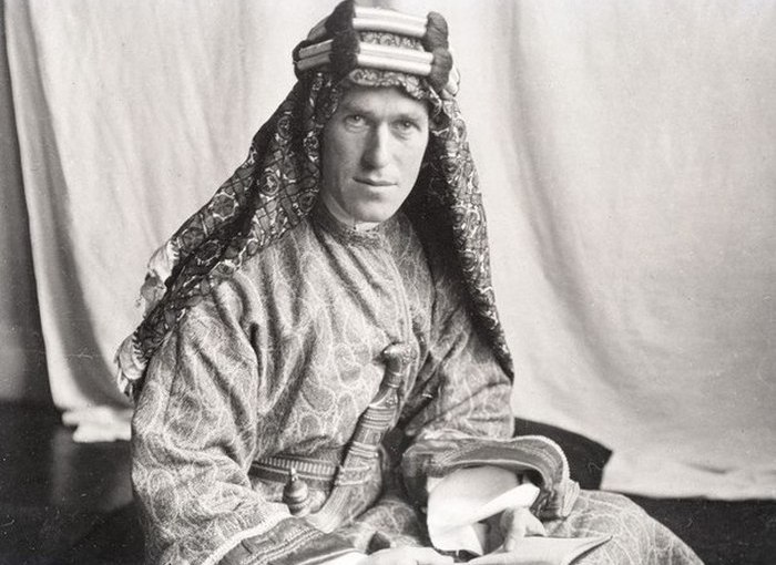 Лоуренс Аравийский - английский разведчик, который поднял арабов против турок. Лоуренс Аравийский - английский разведчик, который поднял арабов против турок.