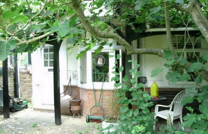 Лоуренс Аравийский построил дом в саду своей семьи. Лоуренс Аравийский построил дом в саду своей семьи.