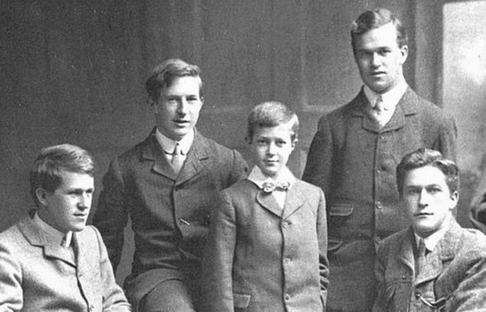 Лоуренс Аравийский был рожден вне брака. Лоуренс Аравийский был рожден вне брака.