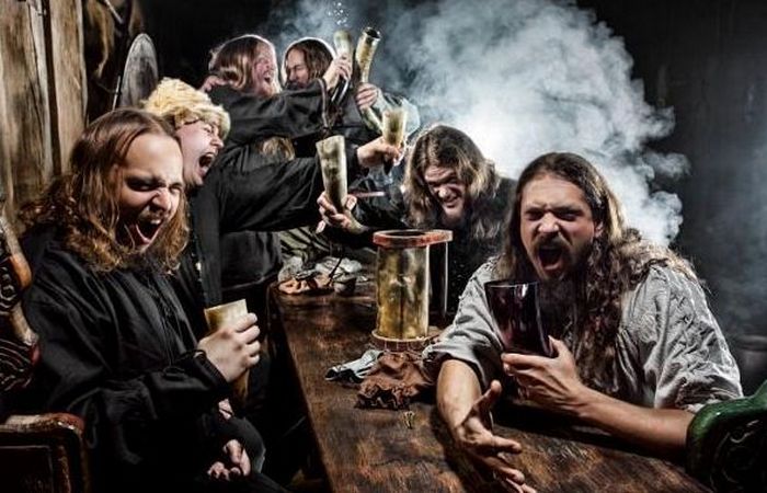 Реконструкция ужина викингов./фото: idezz.ru Реконструкция ужина викингов./фото: idezz.ru