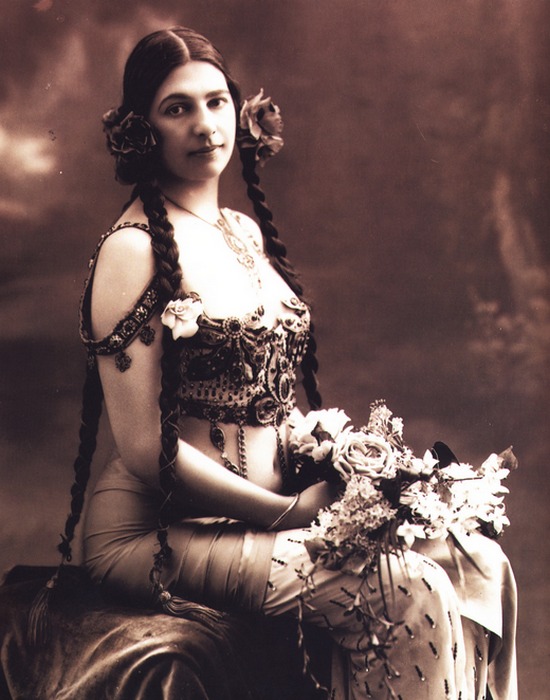 Мата Хари прекрасно вжилась в амплуа индийской баядерки./фото: personallife.ru Мата Хари прекрасно вжилась в амплуа индийской баядерки./фото: personallife.ru