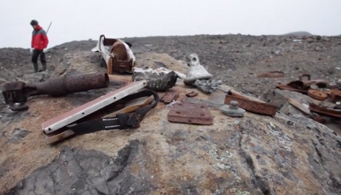 Штативы, крепежи, фонарь./фото: express.co.uk Штативы, крепежи, фонарь./фото: express.co.uk