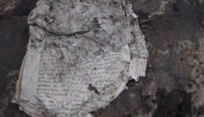 Чудом уцелевшие документы./фото: express.co.uk Чудом уцелевшие документы./фото: express.co.uk