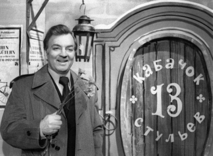 Ведущий *Кабачка 13 стульев* Михаил Державин | Фото: rg.ru Ведущий *Кабачка 13 стульев* Михаил Державин | Фото: rg.ru