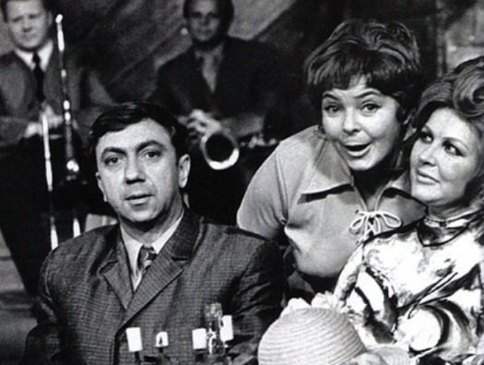 Кадр из телепередачи *Кабачок 13 стульев* | Фото: persons-info.com Кадр из телепередачи *Кабачок 13 стульев* | Фото: persons-info.com