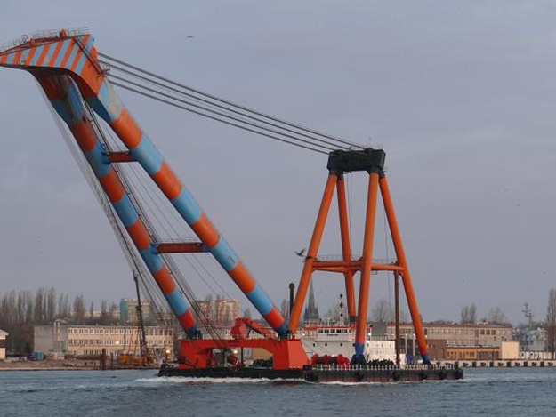 Около Ялты затонул плавучий кран с экипажем. Есть жертвы