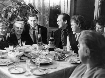 Отец будущего олигарха Аркадий Абрамович (третий слева) всегда был душой компании. Сыктывкар, середина 1960-х