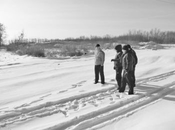 Свидетель спортсмен Дмитрий Пычка показывает, в каком именно месте он увидел похожего на маньяка мужчину