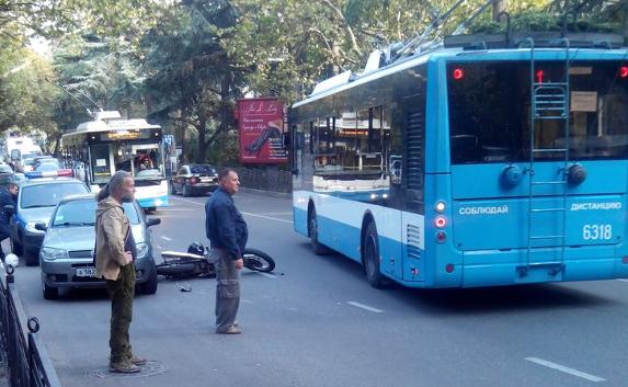 В Ялте «Ниссан» сбил мотоциклиста: его увезли в реанимацию