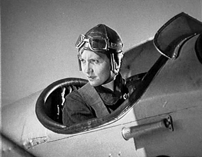 Евгения Мельникова, кадр из х/ф *Летчики* Евгения Мельникова, кадр из х/ф *Летчики*