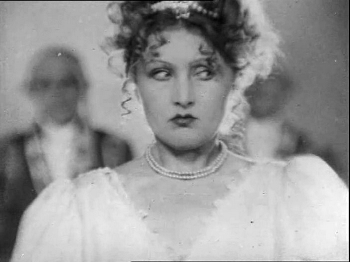 Софья Магарилл, кадр из х/ф *Поручик Киже* Софья Магарилл, кадр из х/ф *Поручик Киже*