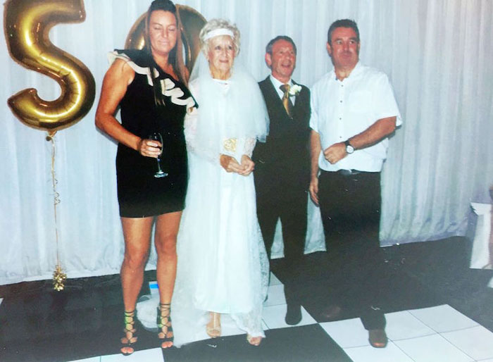 50 лет спустя свадебные наряды оказались впору! 50 лет спустя свадебные наряды оказались впору!