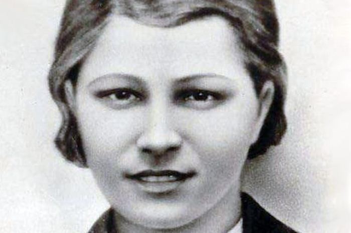 Портрет разведчицы Любови Шевцовой, подпольщицы из молодежной организации *Молодая гвардия* Портрет разведчицы Любови Шевцовой, подпольщицы из молодежной организации *Молодая гвардия*