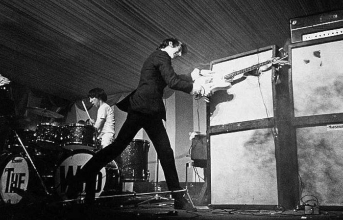 Пит Таунсенд - рок-гитарист, который первый разбил свой инструмент. | Фото: youtube.com. Пит Таунсенд - рок-гитарист, который первый разбил свой инструмент. | Фото: youtube.com.