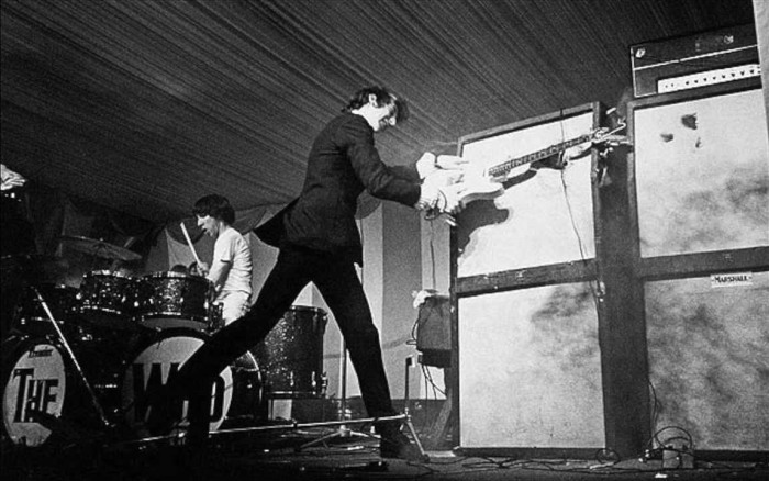 Британский рок-гитарист Пит Таунсенд разбивает свой инструмент. | Фото: youtube.com. Британский рок-гитарист Пит Таунсенд разбивает свой инструмент. | Фото: youtube.com.