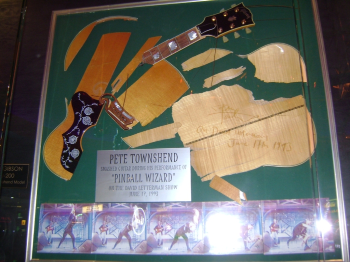 Акустическая гитара Gibson J-200, разбитая Питом Таунсендом в 1993 году. | Фото: thewho.net. Акустическая гитара Gibson J-200, разбитая Питом Таунсендом в 1993 году. | Фото: thewho.net.