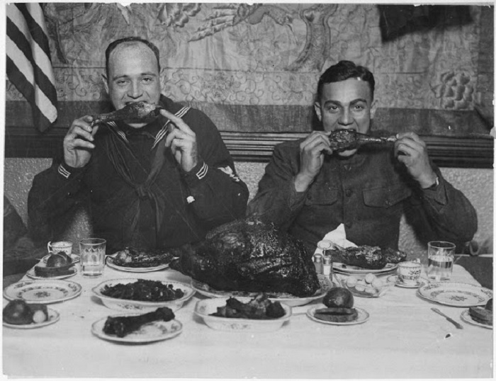 Военные на службе отмечают день благодарения в непринужденной обстановке. Военные на службе отмечают день благодарения в непринужденной обстановке.