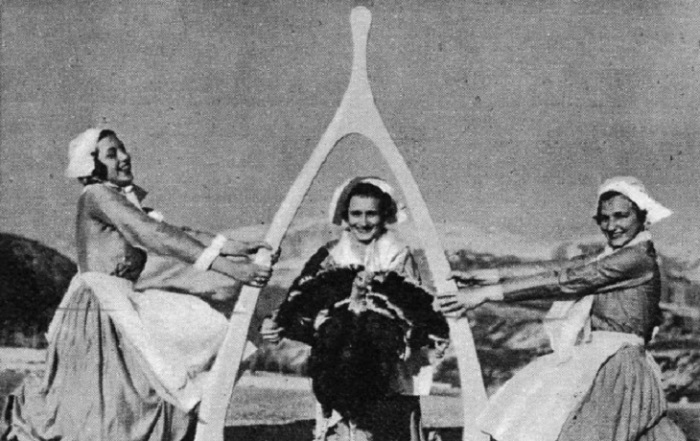 Девушка с большой индюшкой, которая выращена с любовью. Девушка с большой индюшкой, которая выращена с любовью.