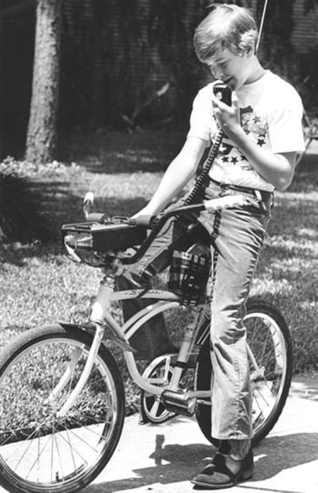 Мальчик ведет веселую беседу по переговорному устройству. Мальчик ведет веселую беседу по переговорному устройству.