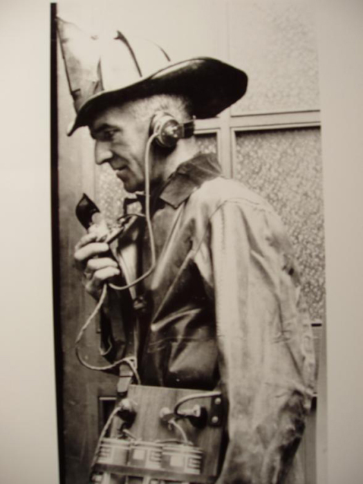 Пожарный принимает вызов по телефону. Пожарный принимает вызов по телефону.