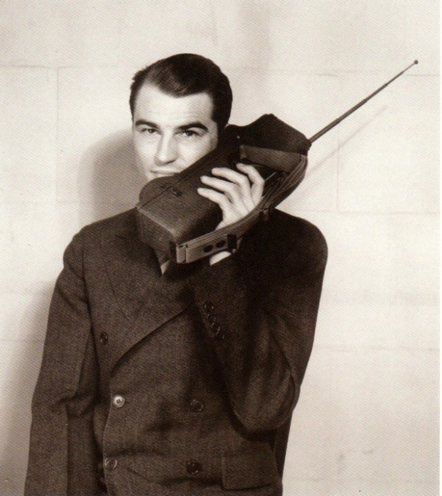 Женщина воспользовалась домашним телефонным аппаратом через окно первого этажа. Женщина воспользовалась домашним телефонным аппаратом через окно первого этажа.