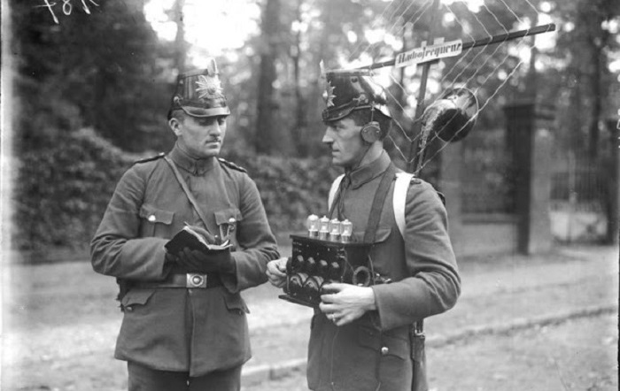 Немецкие радисты с ламповой антенной и усилителями. Немецкие радисты с ламповой антенной и усилителями.