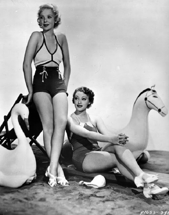 Модели в разноцветных костюмах, с акцентом на цвет. Модели в разноцветных костюмах, с акцентом на цвет.