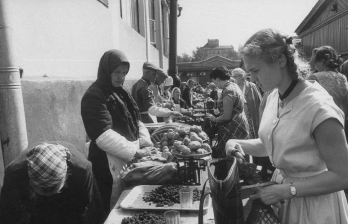 Покупка овощей на рынке. СССР, Москва, 1956 год. Покупка овощей на рынке. СССР, Москва, 1956 год.