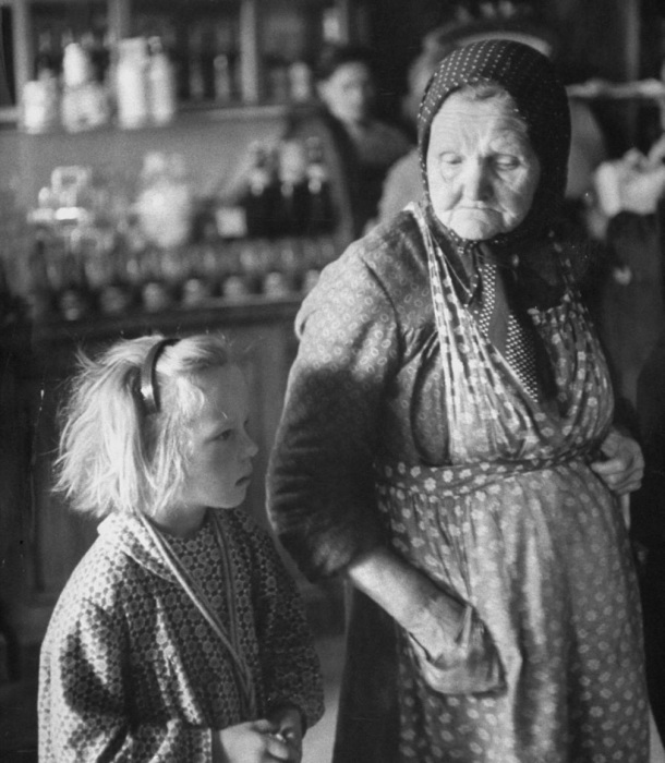 Старушка с маленькой девочкой в магазине. СССР, Москва, 1956 год. Старушка с маленькой девочкой в магазине. СССР, Москва, 1956 год.