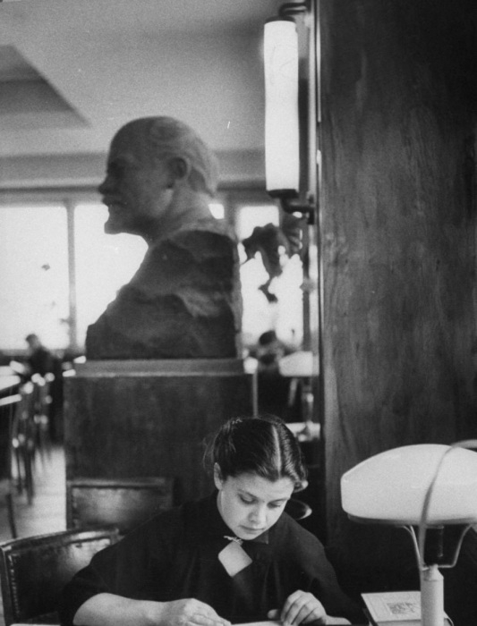 Девушка, читающая научную литературу в библиотеке. СССР, Москва, 1956 год. Девушка, читающая научную литературу в библиотеке. СССР, Москва, 1956 год.