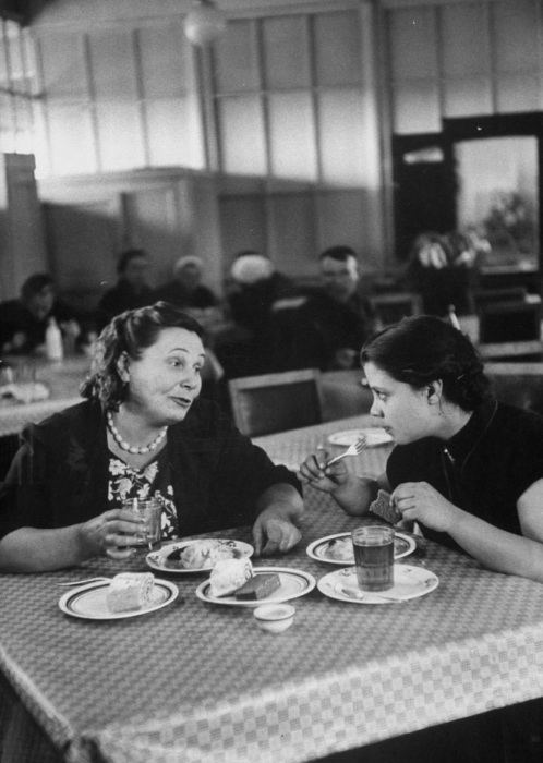 Мама с дочкой в ресторане. СССР, Москва, 1956 год. Мама с дочкой в ресторане. СССР, Москва, 1956 год.