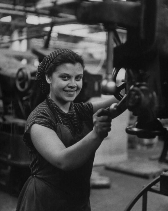 Девушка, работающая на Жуковском машиностроительном заводе. СССР, Москва, 1956 год. Девушка, работающая на Жуковском машиностроительном заводе. СССР, Москва, 1956 год.