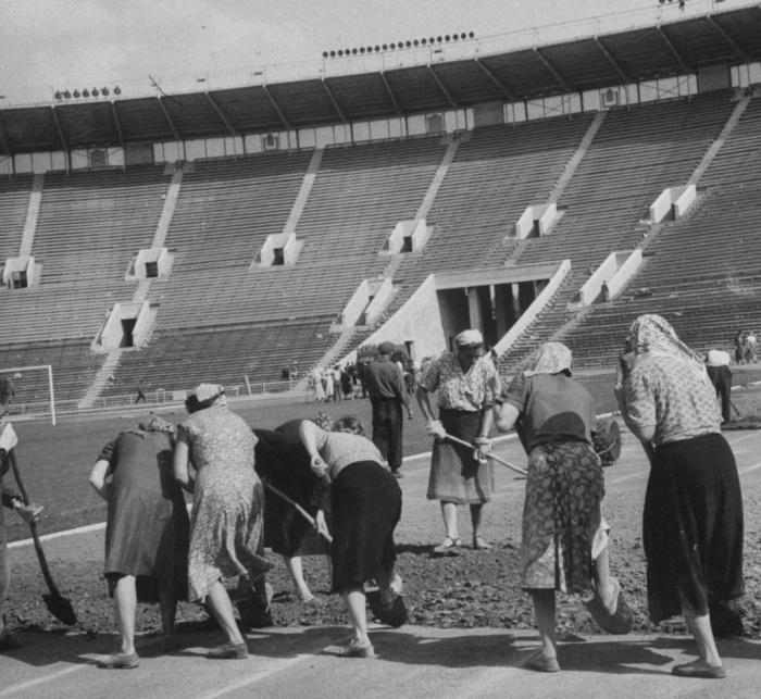 Группа женщин, работающих на стадионе. СССР, Москва, 1956 год. Группа женщин, работающих на стадионе. СССР, Москва, 1956 год.